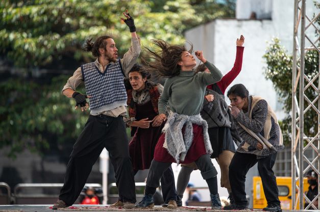 Personas bailando en la calle