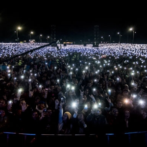 Publico en un festival con luces prendidas