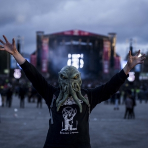 Fotografía de persona con máscara de pulpo de Rock al Parque 2018