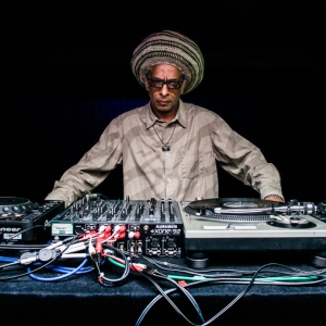 Británico Don Letts frente a consolas de sonido en estudio