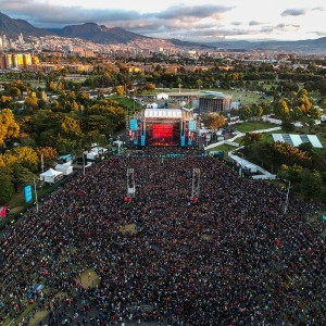 Fotografía aérea con drom de Festival al Parque con público