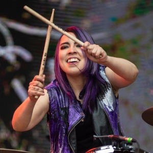 Mujer tocando la batería de Frank's White Canvas