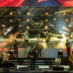 Fotografía de artista en escenario Salsa al Parque