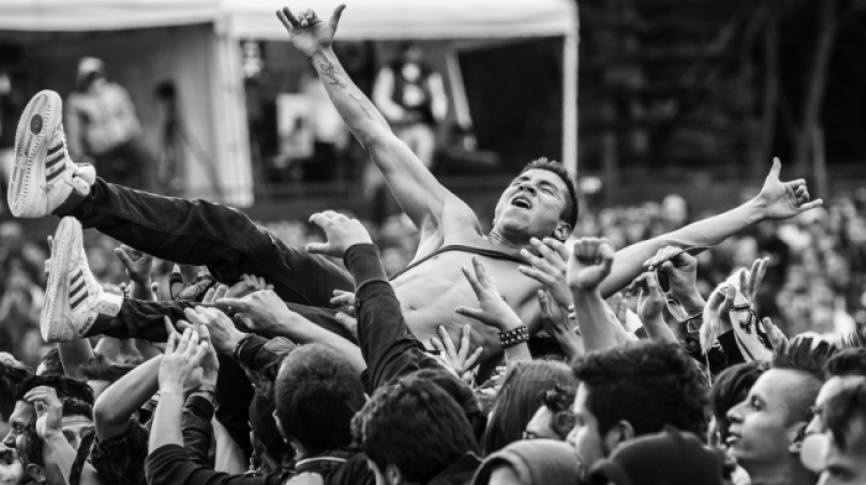 Fotografía de público en Festival en armonía y feliz