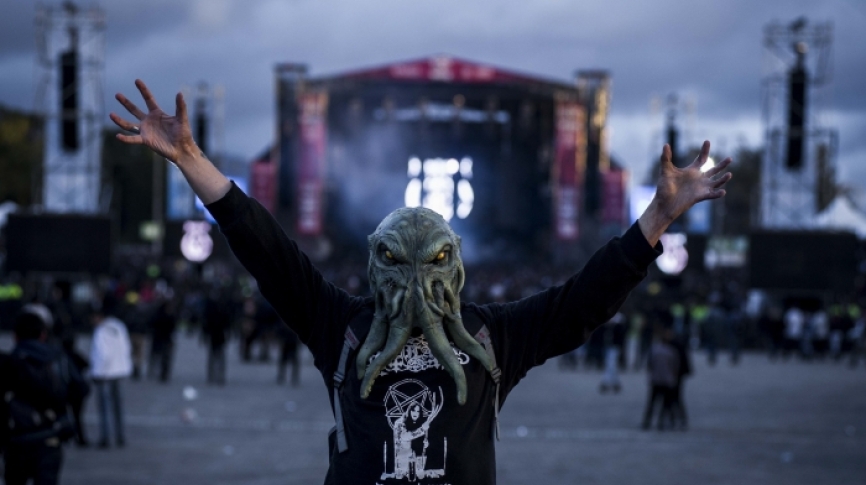 Fotografía de persona con máscara de pulpo de Rock al Parque 2018