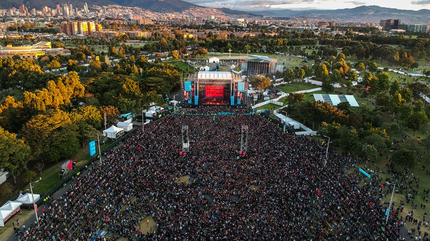 Fotografía aérea con drom de Festival al Parque con público