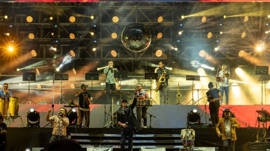 Fotografía de artista en escenario Salsa al Parque